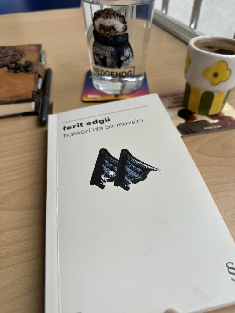 Püfür püfür esen bir balkon, kitap, kahve, müzik… Daha ne olsun 🧡 #cumartesi #günaydın