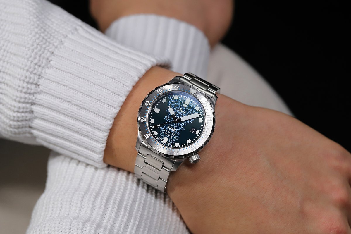 Worn with solid bracelet (stainless steel; satinized) on a 6.7” wrist, the U15 with 41 mm case measures 47.6 mm from lug to lug (12-6 o’clock). Case thickness 11.2 mm, lug width 20 mm.

Discover the U15:
sinn.de/en/en-sinn/ser…