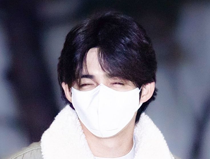 lalaliluvr's tweet photo. when his smile is so visible even with the mask on 🥺 https://t.co/bJ2oU1C5XW
