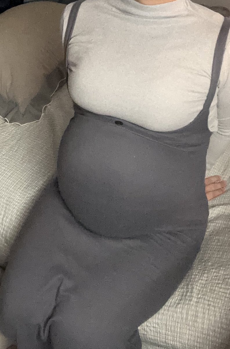 hanashi_preg's tweet photo. I want recommendations for my new clothes! What should I wear to? https://t.co/C4iVW5SOmm