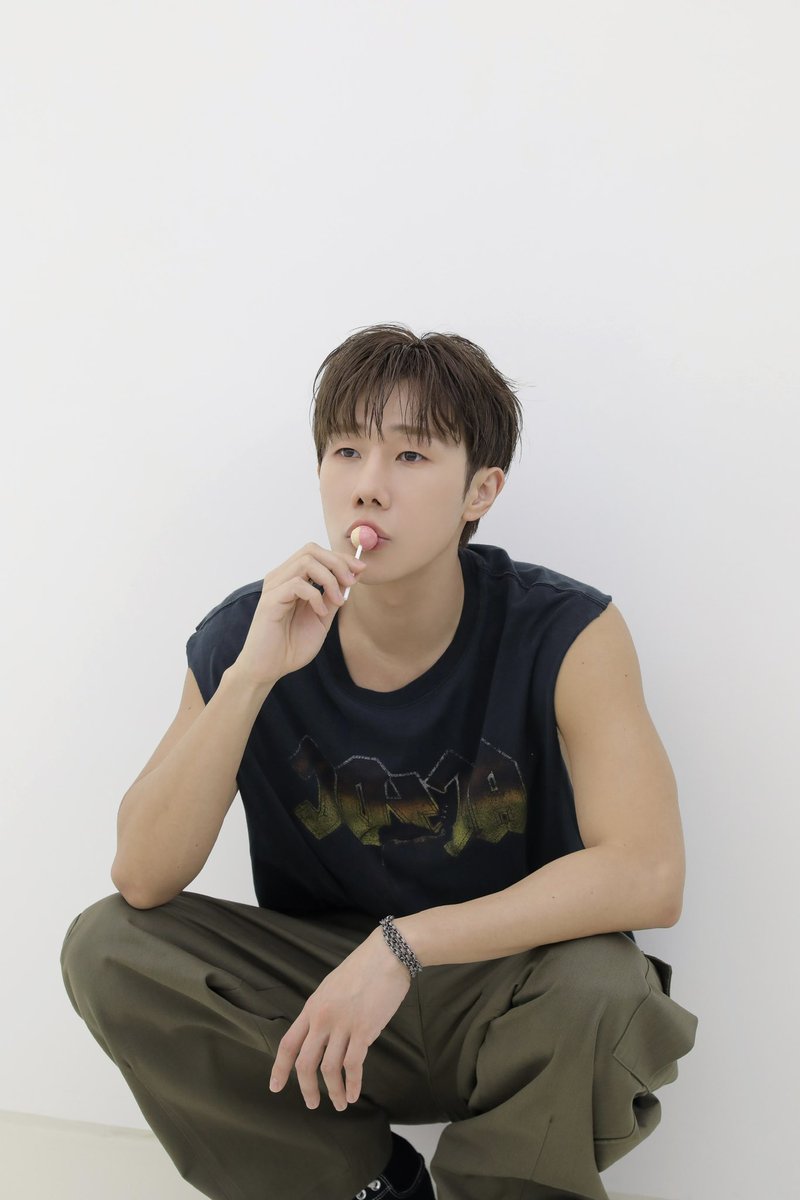 서로 눈 마주쳤는데 같은 생각 할 듯. 쟤 괜찮네.