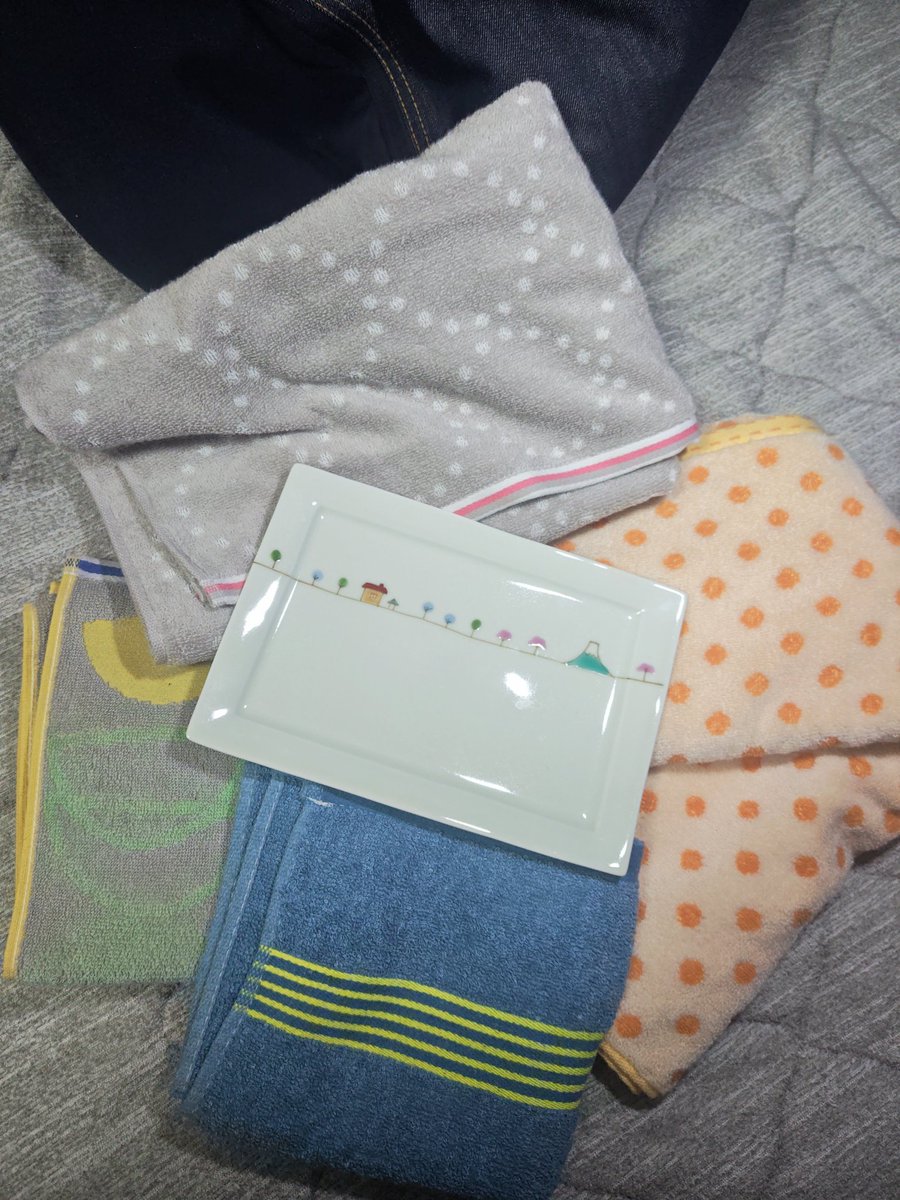 今日は中途半端な時間だったので😅そろそろ、お寺さんにお中元を持ってかなくちゃ🤔と思い、デパートで買ってきました、ついでにもう半年たつからタオル類も交換しなきゃと…あとね🤭この前の九谷焼の絵皿も１枚だけ🤭❤️
