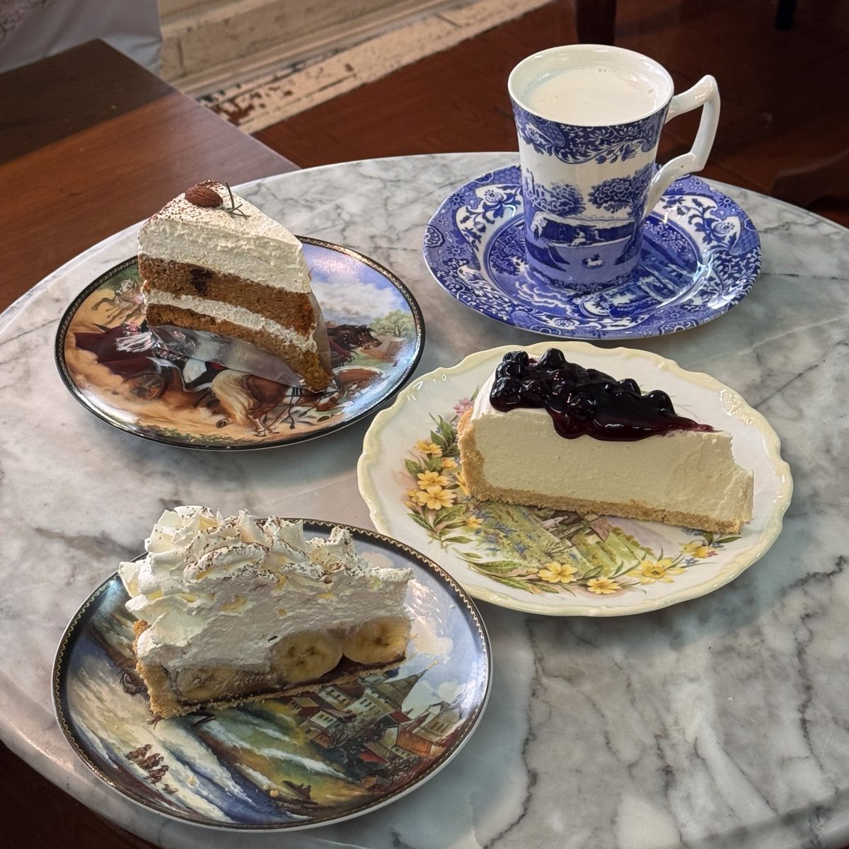 sfkkfs_'s tweet image. แนะนำเค้กร้่านอร่อย ที่ไปกินซ้ำ ชอบมากกกก  
ร้านเล็กๆ Brunch &amp;amp; Baked แถวเสาชิงช้า 🍰

ตอนเข้าไปในร้านคือตาแตก ;-; ขนมเต็มตู้ 
เค้กน่าตาดี น่ารักก น่ากินทุกอย่าง สวยยัน
จานชามที่คุณลุงใส่เค้กมาให้กิน 5555