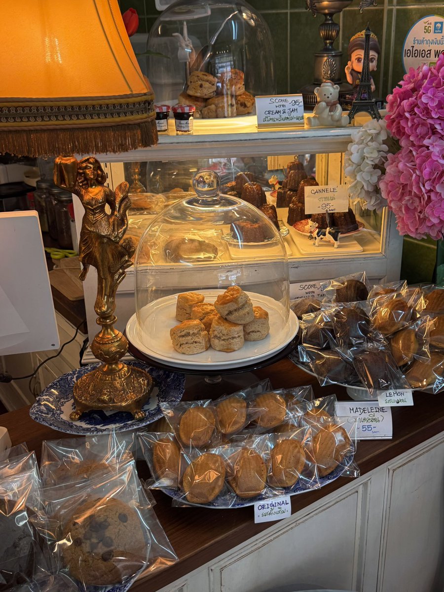 sfkkfs_'s tweet image. แนะนำเค้กร้่านอร่อย ที่ไปกินซ้ำ ชอบมากกกก  
ร้านเล็กๆ Brunch &amp;amp; Baked แถวเสาชิงช้า 🍰

ตอนเข้าไปในร้านคือตาแตก ;-; ขนมเต็มตู้ 
เค้กน่าตาดี น่ารักก น่ากินทุกอย่าง สวยยัน
จานชามที่คุณลุงใส่เค้กมาให้กิน 5555