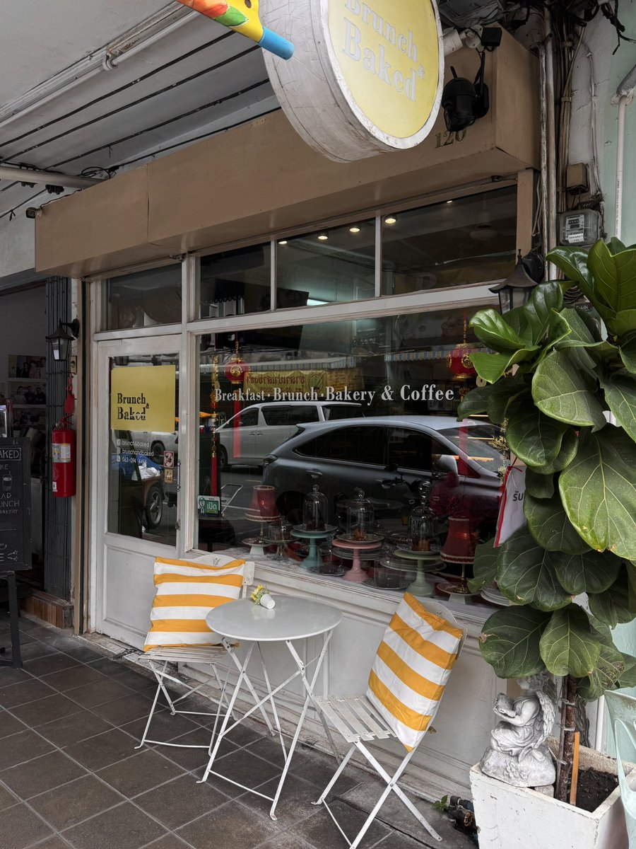 sfkkfs_'s tweet image. แนะนำเค้กร้่านอร่อย ที่ไปกินซ้ำ ชอบมากกกก  
ร้านเล็กๆ Brunch &amp;amp; Baked แถวเสาชิงช้า 🍰

ตอนเข้าไปในร้านคือตาแตก ;-; ขนมเต็มตู้ 
เค้กน่าตาดี น่ารักก น่ากินทุกอย่าง สวยยัน
จานชามที่คุณลุงใส่เค้กมาให้กิน 5555