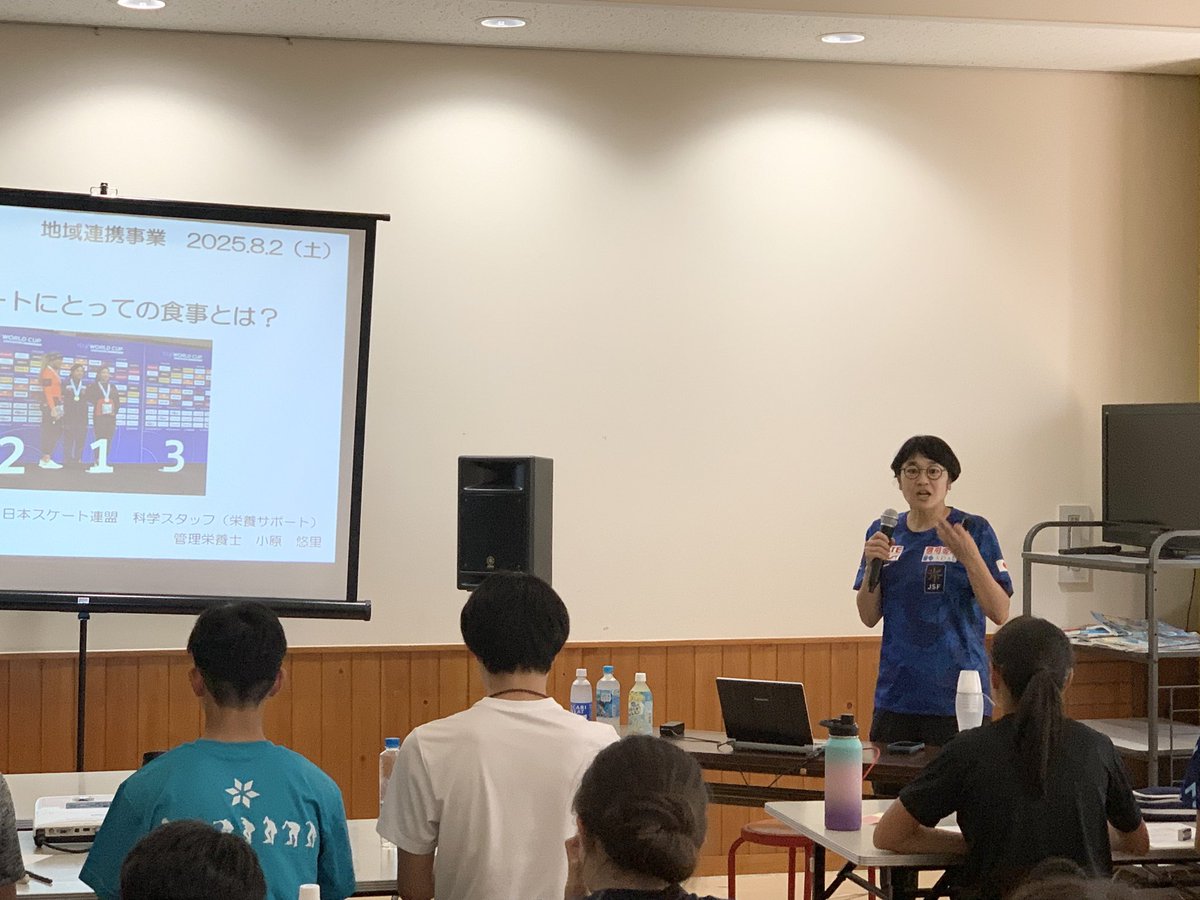 sportsgifu's tweet image. 本日、#岐阜県クリスタルパーク恵那スケート場 にて、スピードスケート「未来の岐阜県アスリート育成事業」のプログラムを開催。#日本スケート連盟 から、#小原健太郎 氏と#小原悠里 氏を招聘し、トレーニング実技と座学、栄養指導を実施しました！
今日の学びを活かして頑張れ！！