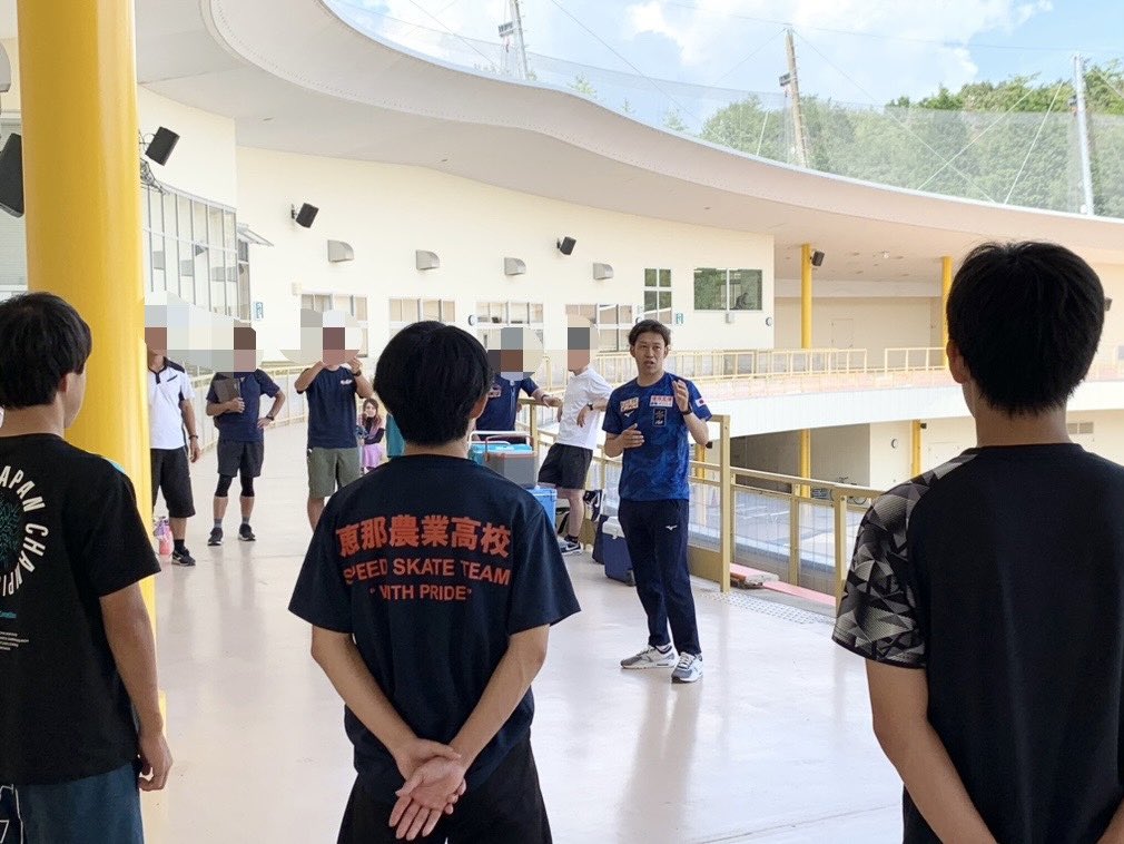 sportsgifu's tweet image. 本日、#岐阜県クリスタルパーク恵那スケート場 にて、スピードスケート「未来の岐阜県アスリート育成事業」のプログラムを開催。#日本スケート連盟 から、#小原健太郎 氏と#小原悠里 氏を招聘し、トレーニング実技と座学、栄養指導を実施しました！
今日の学びを活かして頑張れ！！