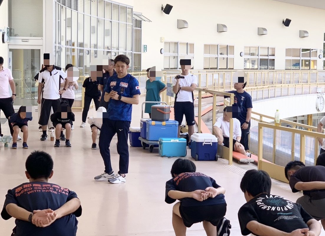 sportsgifu's tweet image. 本日、#岐阜県クリスタルパーク恵那スケート場 にて、スピードスケート「未来の岐阜県アスリート育成事業」のプログラムを開催。#日本スケート連盟 から、#小原健太郎 氏と#小原悠里 氏を招聘し、トレーニング実技と座学、栄養指導を実施しました！
今日の学びを活かして頑張れ！！