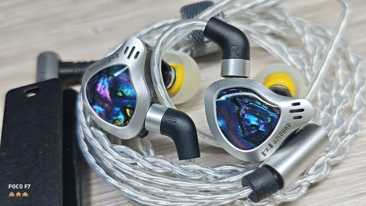 jackbeanMonkey's tweet photo. 夕方のお供は
🟥HZSOUND 銀杏　×Fiio BTR11

軽く装着感の良いイヤホンと細身のケーブルとBTR11の組合せは大好物です✨ https://t.co/uUkcgVe98B