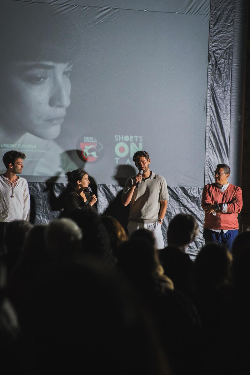 comunevenezia's tweet photo. 🎬 Campo San Polo si trasforma in un #cinema all’aperto con #Cinemoving!
🇪🇺 Fino al #15agosto, per 14 serate, protagonista sarà la cinematografia europea con la rassegna “Uno sguardo all’Europa”.
🌍 Ungheria, Francia, Croazia: in programma lungometraggi, cortometraggi, documentari e film di finzione, a cui saranno dedicati approfondimenti e presentazioni, in stretta collaborazione con diverse istituzioni internazionali.
🎞️ Ieri sera, in Campo San Polo, Cinemoving ha preso il via con “Shorts on Tap”, la rassegna che celebra l’independent short film, presentata dall’attore e regista Mattia Berto.
📽️ Questa sera appuntamento con i film del Premio LUX del Parlamento europeo.
Per saperne di più 👉🏻 https://t.co/KgBY50gDpa