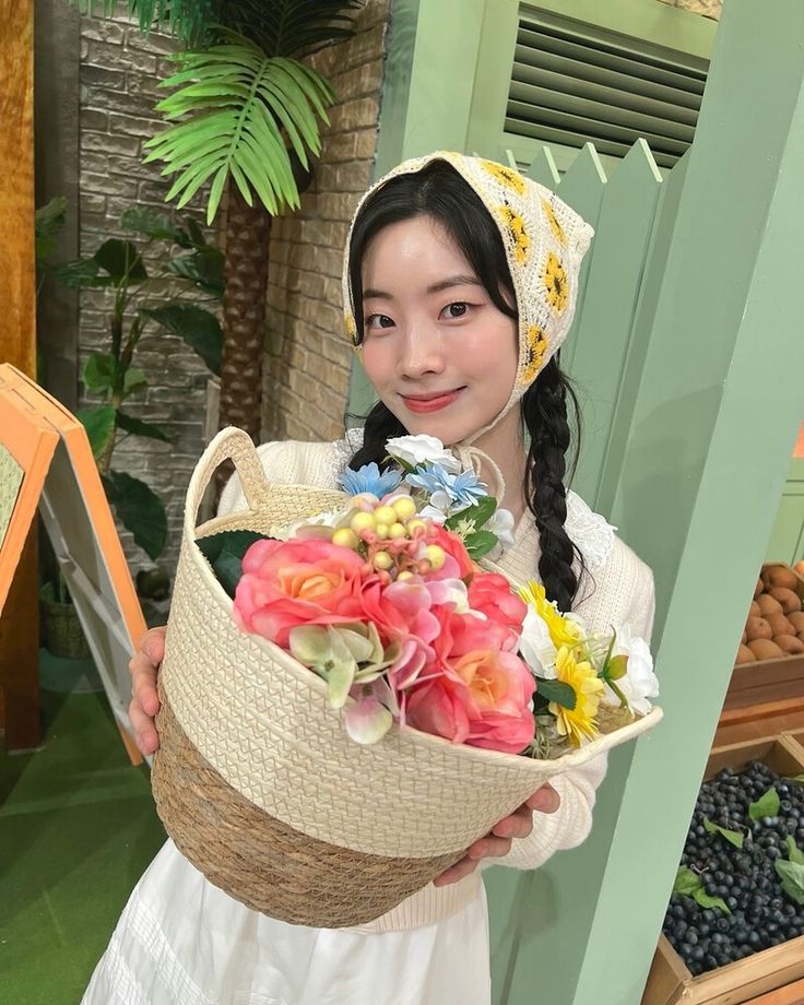 DAHYUNNIEE's tweet image. Makasih banyak atas kerja kerasnya @DesaKalamba, @KalambaOffice dan @tamadarsini nyimud 🥹🤍 Jujurly masih (denial) tapi bersyukur banget bisa nemu rumah yang nyaman setelah sekian lama jadi orang hilang (?) Please kalian habis ini harus tetap sehat selalu dan maam yang enak ya