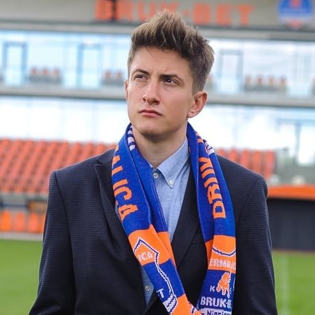 Football_Draw's tweet photo. La @_Ekstraklasa_ regresa a Nieciecza, la Villarreal polaca:
- 700 habitantes
- Estadio 4.595 espectadores
- Krzysztof #Witkowski, propietario del club y de la empresa que lo patrocina, Bruk-Bet (materiales construcción)
- Mujer = presidenta | #Hijo = Dir.Dptvo.
➡️ @BB_Termalica https://t.co/JmTmCuT5mz