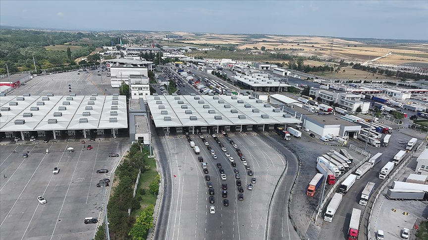 Yıllık izinlerini memleketlerinde geçiren gurbetçilerin Edirne'deki Kapıkule Sınır Kapısı'ndan dönüş yolculuğu sürüyor v.aa.com.tr/3648841