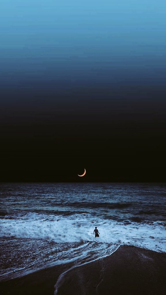 Sarai il confine che un sogno spezza,
l'assenza sussurra il mio nome,
e il tuo passo leggero s'avvezza,
a danzare su un mare di chiome.

#UnPoeticoSentire 
Clessidra 

#BricioleDiPensieri