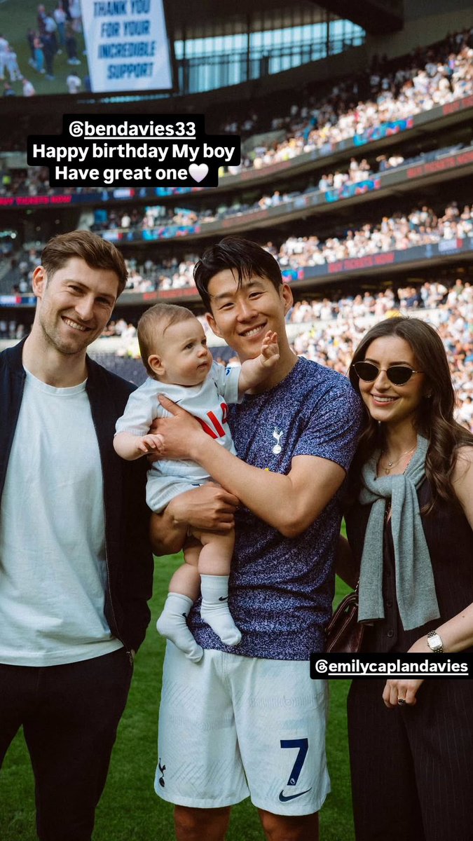 흥민이의 또 다른 가족도 나는 정말 좋았어서 안그래도 일년에 한 번 볼까말까한데 못 보게 되니까 그건 아쉽긴 하다..🥹  그치만 그치만 옆에 없어도 서로의 행복을 바라는게 가족이니까 연락도 자주 할거고 지금처럼은 아니어도 만나겠지 가끔씩 티 좀 내주면 고맙겠어 ㅎㅎ