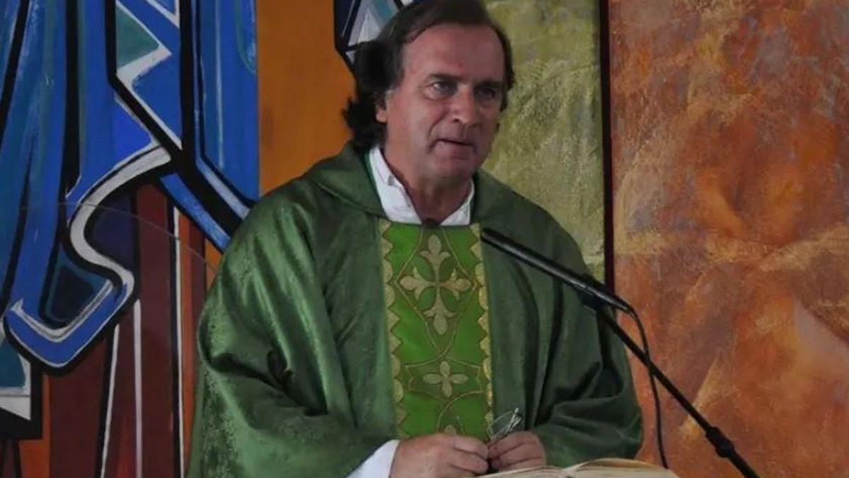 Este sacerdote se llama Juan Manuel de Souza y era cura en Ibiza. Ha sido condenado a 3 años y 3 meses de prisión por abusar sexualmente de dos menores. No tendrá que ingresar en prisión si no vuelve a delinquir. Silencio cómplice de los ultraderechistas de Abogados Cristianos.