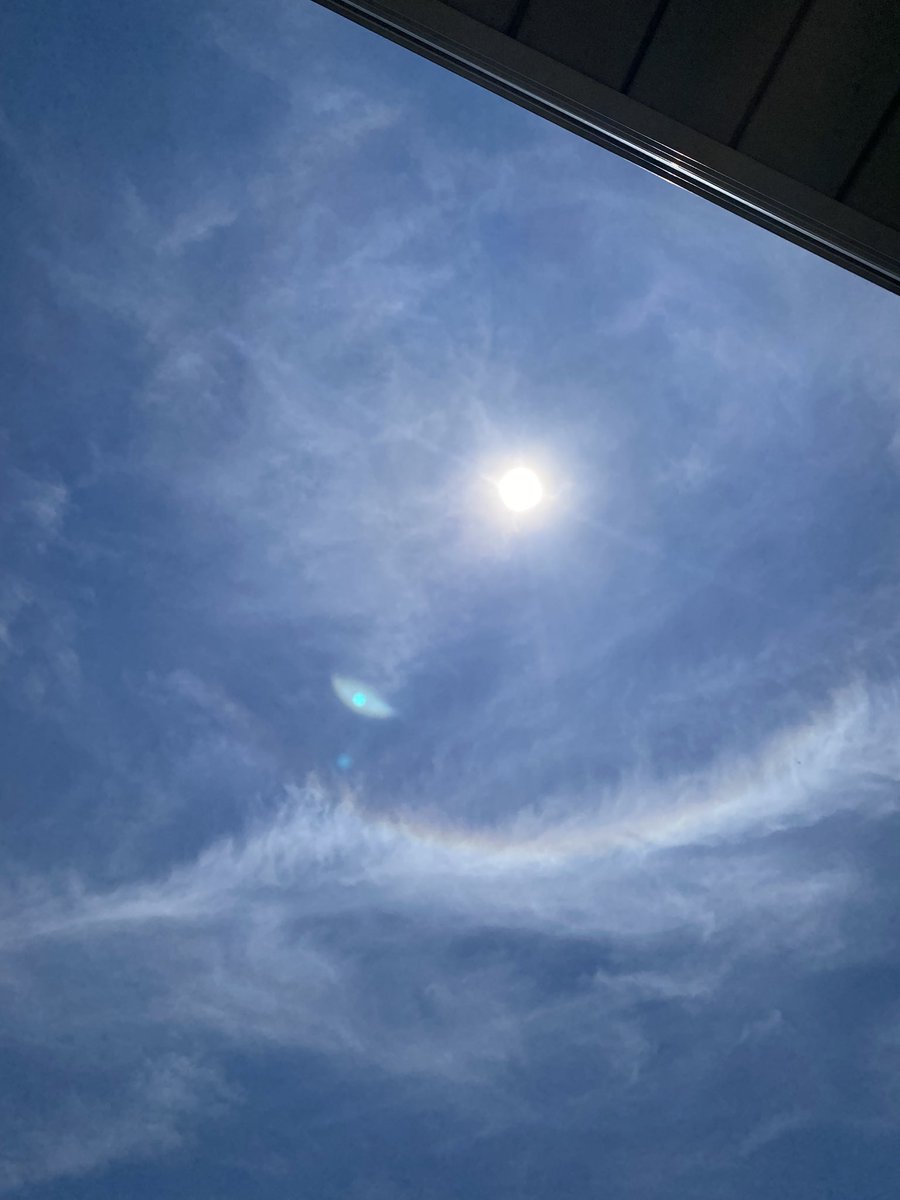 今日 お空綺麗だな〜って見てたのね。
お空 凄いな〜って。

職場の人 数人がいる所で
「うわっ お空 凄い😆」って思わず言ってしまったら
みんな空を見上げて 水平アークを初めて見たらしく 写真撮ってた😆

お空が好きだね〜って言われたけど お空が大好きなのって伝えました🥰

ありがとうね🙏😊🌸