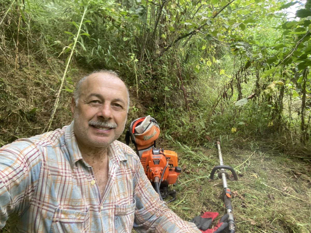 Çok zor çok.Bu işler hiç bana göre değil ama para ile yapacak kimse kalmamiş köylerde.İş başa düştü otura kalka yavaş yavaş yapacağız mecburen.Allah herkese kolaylıklar versin fındıklar bol bereketli ,Bu sene zor seneye Trabzonspor şampiyon olsun💙❤️Bordomavi gönüllere selam