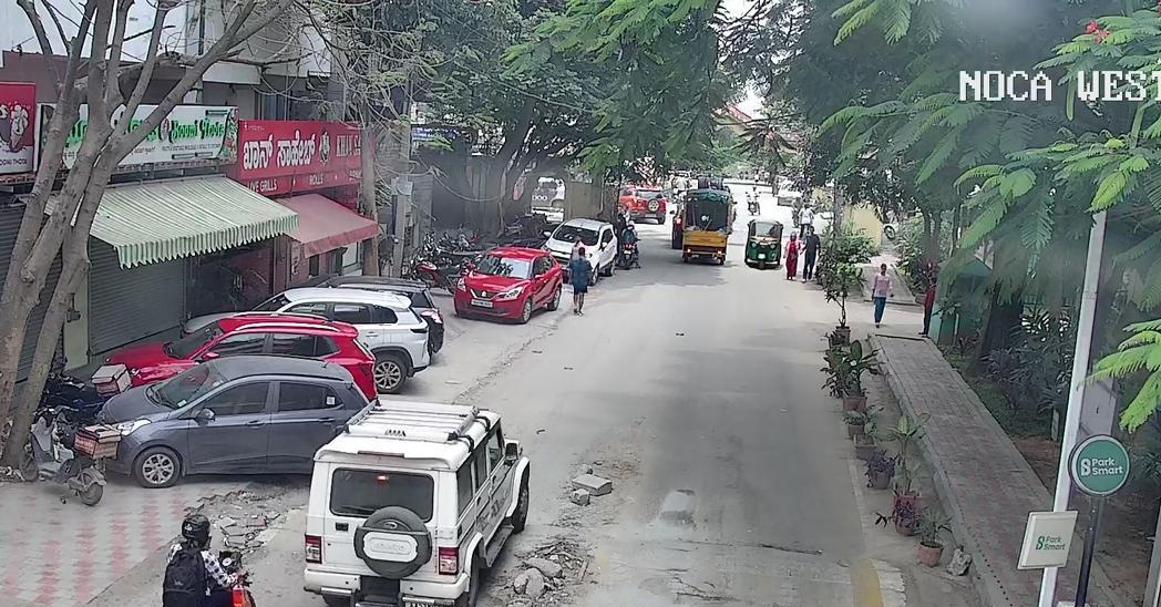 kdevforum's tweet image. How pots help #OwnersCourt residents to keep footpath Walkable! @bellandurutrfps is insisting to remove pots instead they should book commercials who have encroached footpaths. 

@Jointcptraffic pls help with footpath no parking enforcement in kasavanahalli main road.