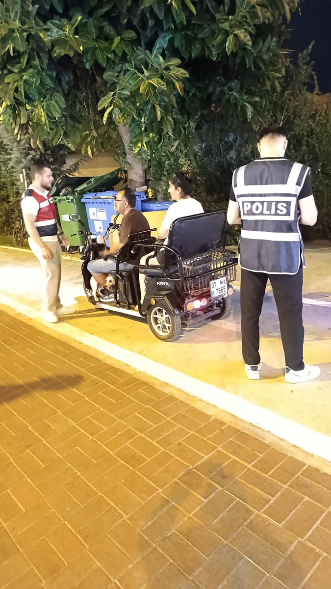 Alanya Kaymakamlığı (@alanya_tc) on Twitter photo 🚸YAYA YOLLARINDA ARAÇ KULLANIMINA GEÇİT YOK❌️
Kaymakamlık Denetim Ekiplerimiz tarafından Güllerpınarı Mahallesi Ahmet Tokuş Bulvarı üzerindeki yürüyüş yolu ve Çarşı merkezindeki trafiğe kapalı alanlarda denetimler yapıldı.
Devamı:facebook.com/share/p/16qh8f…
<a href="/TC_icisleri/">T.C. İçişleri Bakanlığı</a> 🚸YAYA YOLLARINDA ARAÇ KULLANIMINA GEÇİT YOK❌️
Kaymakamlık Denetim Ekiplerimiz tarafından Güllerpınarı Mahallesi Ahmet Tokuş Bulvarı üzerindeki yürüyüş yolu ve Çarşı merkezindeki trafiğe kapalı alanlarda denetimler yapıldı.
Devamı:facebook.com/share/p/16qh8f…
<a href="/TC_icisleri/">T.C. İçişleri Bakanlığı</a>