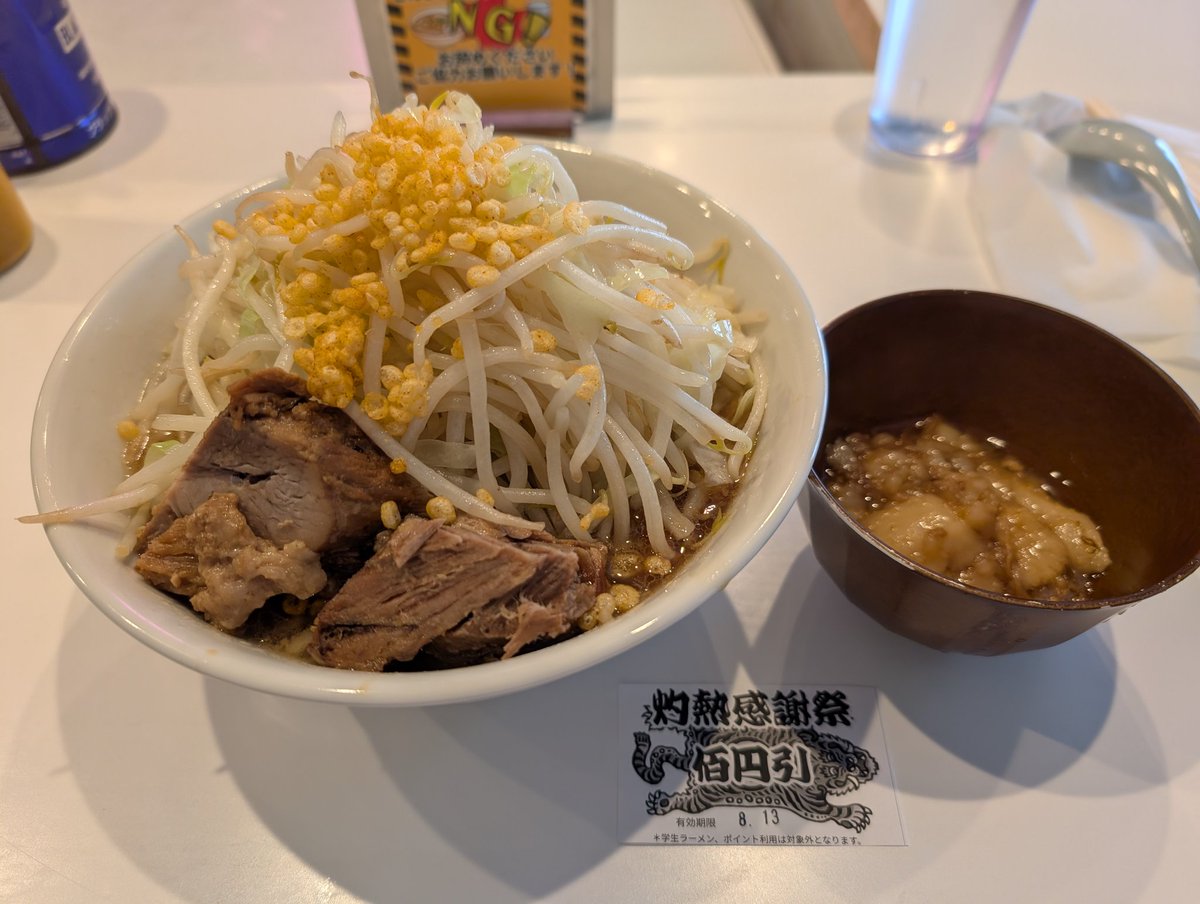 kattoto's tweet photo. ラーメンボーイズ 成田
ラーメン醤油M
麺柔 濃いめ ラボ玉+味付A
8/2 11:30外待ち3人目に接続👫
成田にもインスパあるんですね🐷
ポン酢推しだが初見なので醤油をポチり👆
麺は極太のプリパツ麺、スープは濃い目のせいか醤油がキリっと立ったもの
直系とは似て非なるものだが美味しい😋ゴチでした！ https://t.co/k72Gp8JerB