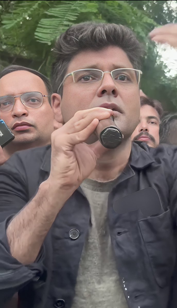 नाम - अभिनव सर

काम - बच्चों को शिक्षा देना

योग्यता - सरकार से सवाल पूछने की हिम्मत नहीं लेकिन अपनी नाकामी छुपाने के लिए विपक्ष को कोसना

इनका कहना है कि विपक्ष के नेता राहुल गांधी से हमें जरा सी भी उम्मीद नहीं है और उनकी वजह से वो छात्रों को सड़क पर धक्के खाने पड़ रहे हैं

मतलब