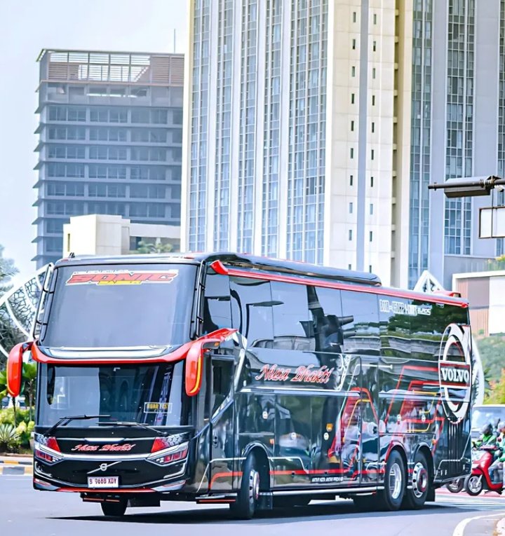 cesariyanto's tweet photo. Untung Rosalia gak bikin sesuai desain templatenya Laksana ya.. Kerasa aneh bus tinggi dipasangin punuk gitu.. Mana mata merah kayak teknisi horeg gitu..
📸: prawirakusuma_ me.wosskie https://t.co/1J2AWRGrb6
