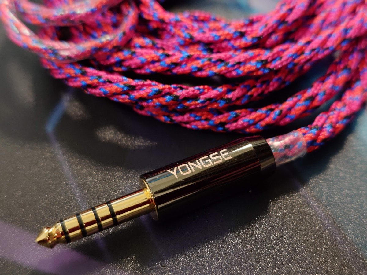 unitea_cha's tweet photo. 🎧 <PR> Yongse Tricolora
着弾したので、軽くインプレしてみます('ω')ノ
6N OCC(単結晶銅)を使った4芯ケーブル。
赤・青・黒の編み込みが印象的で、見た目の存在感はかなり強めです。
音の傾向はスッキリめ。
低音は重くなりすぎず、くっきりしていて輪郭がはっきり出ます。
中音はボーカルがほんの少し前に出てくれて、楽器の位置もわかりやすい感じ。
高音も耳に刺さらず、自然な伸び方で聴きやすいです。
見た目よりも柔らかくて取り回しは良好。
しっかりした作りですが、イヤホンにくるっと巻きつけやすいです。
はじめてケーブルを変えてみたい人にもおすすめできる1本。
「音が少しシャキッとする」「見た目がカッコいい」を両方楽しめます!
🔗 https://t.co/M8RdL63gDQ
#Yongse #リケーブル