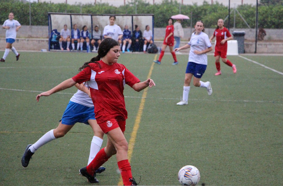 🥳 ¡Hoy cumple años nuestra jugadora del Cadete, Lucía Pavía! Esperamos que lo pases muy bien en tu día.

🎉FELIZ CUMPLEAÑOS🎉