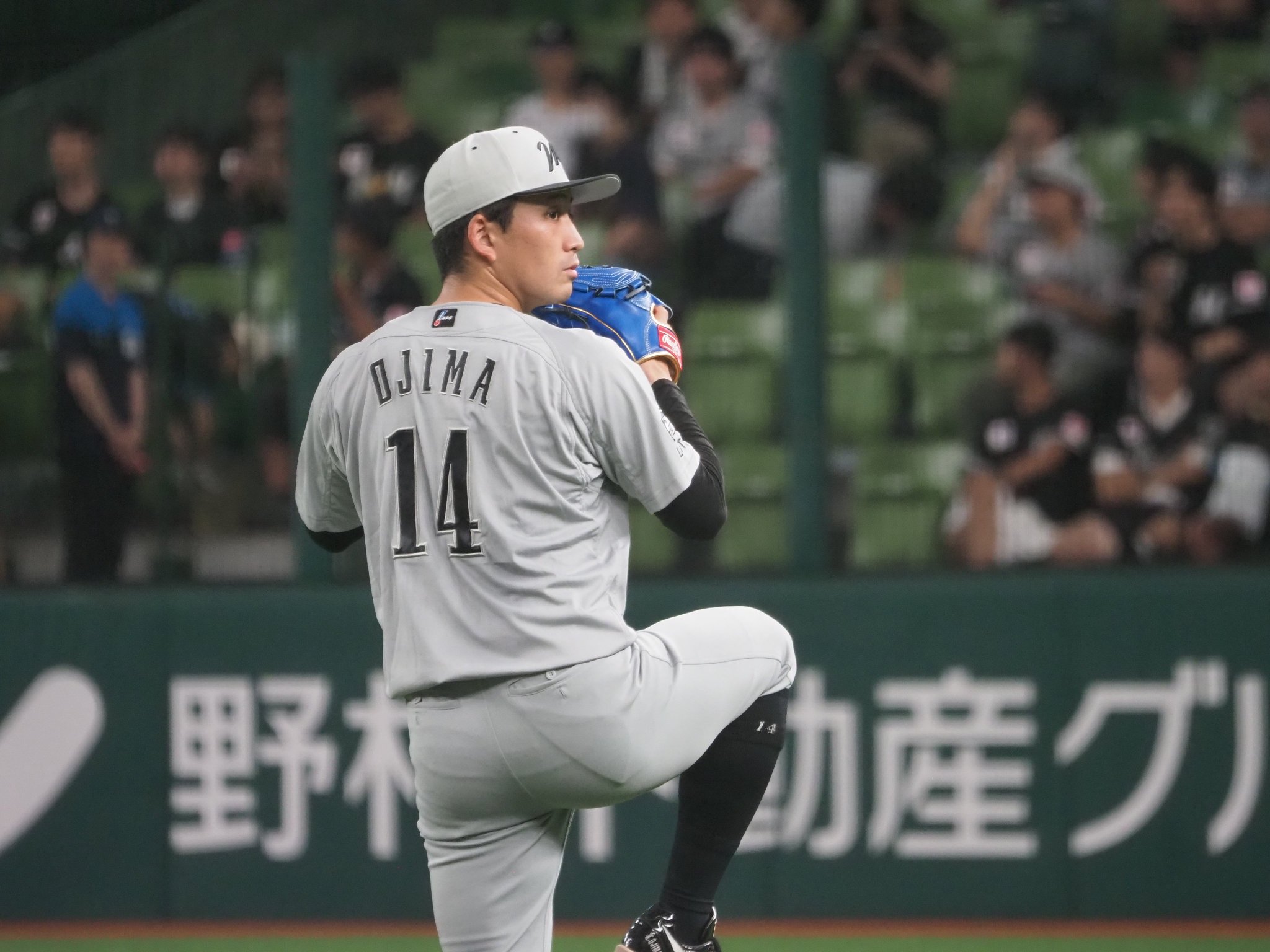 小島和哉 14 ストライプユニフォーム 新背番号14披露！キャンプインした小島和哉投手にカメラが接近