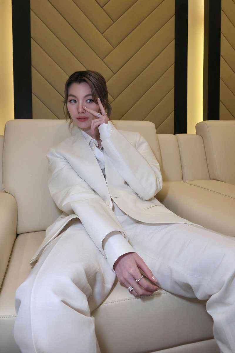 WAIT WHAT THE FUVK 🫠

PROMISES FROM ORM BEYOND TIME 
#ORMFanSignInGuangZhou