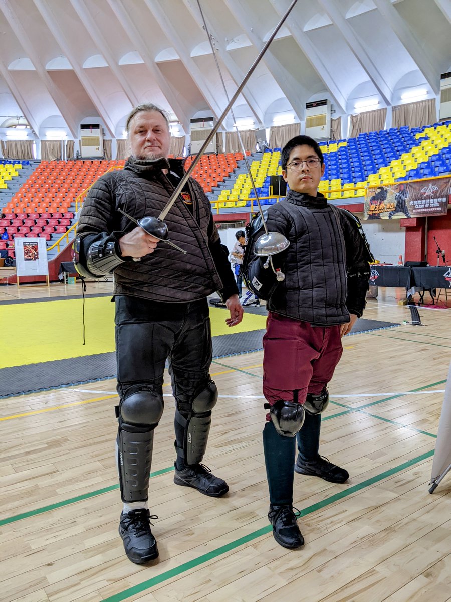 レイピアソードを手にするジェイとダイスケさん
ポーズが決まってる❣️

☆台湾での国際大会 #clashofsteel 2025にて
#キャッスル・ティンタジェル <a href="/jaynoyes/">Jay Noyes ジェイ・ノイズ</a> #フェンシング