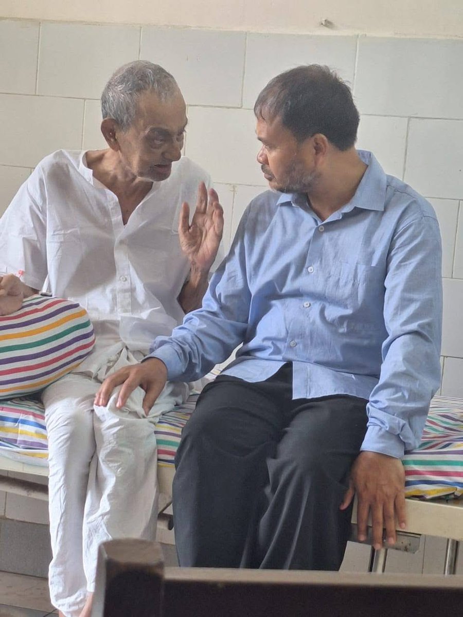 মোৰ এজন অভিভাৱক, আমাৰ অতিকে শ্ৰদ্ধাৰ হাইদৰ (হুছেইন) খুড়াৰ সৈতে গুৱাহাটী মেডিকেল কলেজত আছোঁ। লগ পালে বুজিব কি কেপাচিটিৰ মানুহ। সেইটো প্ৰজন্মৰ প্ৰকৃত প্ৰতিনিধি , যাৰ বাবে ‘দেশ বুলিলে নালাগে আদেশ’ৰ কোনো কম্প্ৰ’মাইজ নাইঃ