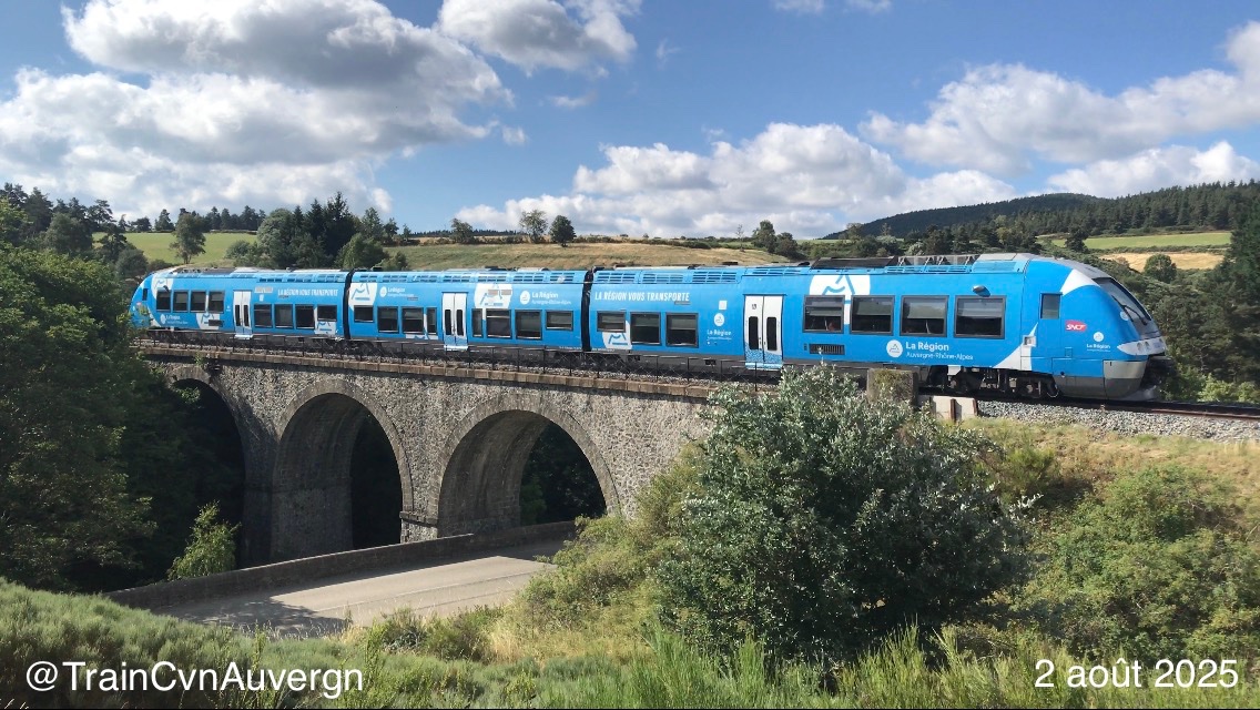 Le 🚂 TER inter-régional 873990 Nîmes ➡️ Clermont-Ferrand quitte La Bastide pour Langogne. À l'heure 🕰
📸 Viaduc de Rogleton
<a href="/LignDesCevennes/">🚂 Ligne des Cévennes</a>
<a href="/PnCevennes/">Parc national des Cévennes</a>
<a href="/Auvergne/">Auvergne Tourisme 🌻</a>
<a href="/VoyageOccitanie/">Voyage Occitanie</a>
<a href="/GardTourisme/">Gard Tourisme</a>
<a href="/lozeretourisme/">Lozère Tourisme</a>
<a href="/Tourisme43/">Auvergne Experience #myHauteLoire</a>