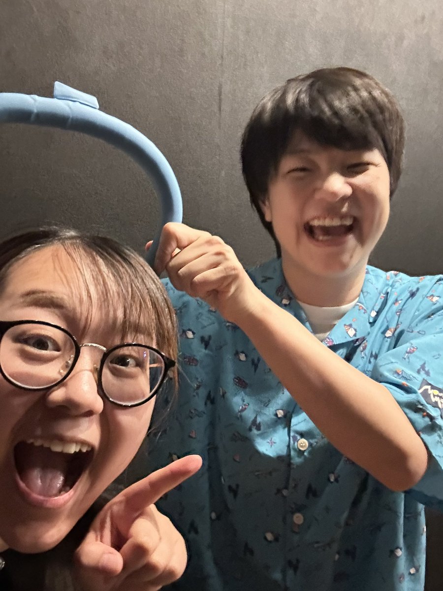 動画審査の対策を考えるライブ！ありがとうございました😊✨
はじめましてのぱーるさんは、本当に美声でネタ始まってからぐっと引き込まれました🥰✨モチダさんに、似合いそうな青色のネッククーラーあげました😊💪（使用済みなのに優しくもらってくれた🤣）
明日はバカ爆走と、モータースライブです！