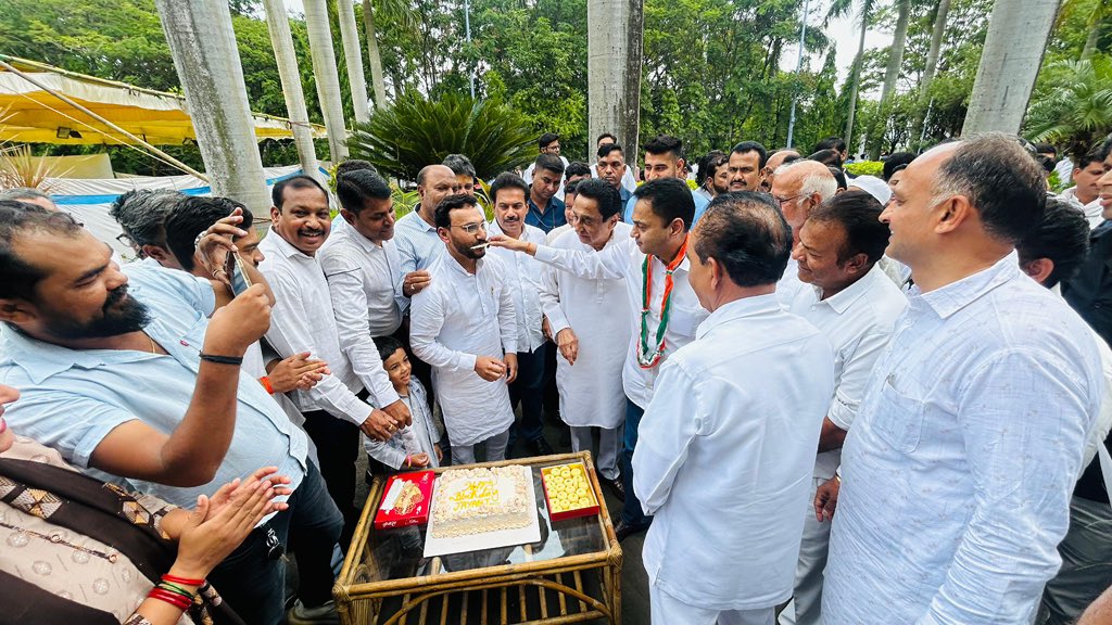 शिकारपुर निवास पर परिवार के सदस्यों से शिष्टाचार भेंट की ।