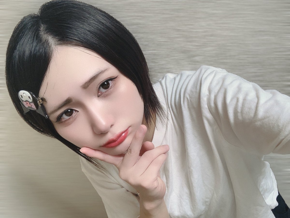 カラコン有とカラコン無だとこんなに変わる🫩
やる事ないのでメイクの研究をしている普段しないメイクしてみた〜！派手かも🫩