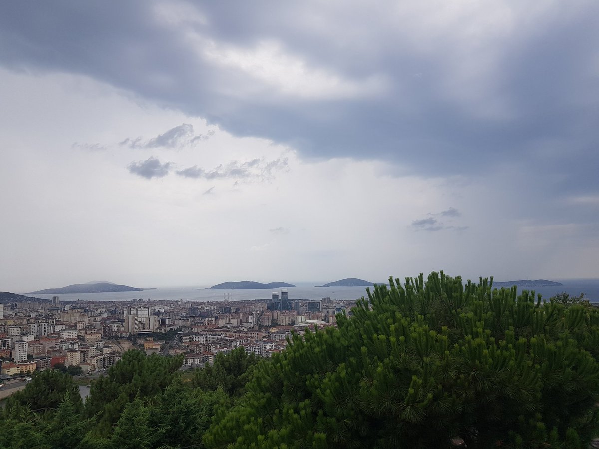 Büyük bir iştahla kitap okuma havası 💃🏻 
#istanbul