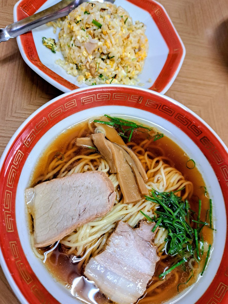 昔ながらの醤油ラーメン🍜
やっぱりなんか落ち着く味！
半チャンで😊