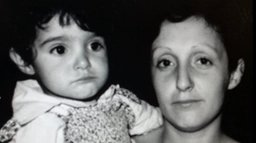 Angela Fresu, 3 anni. Era alla stazione di Bologna con la mamma perché volevano andare in vacanza sul lago di Garda
Non ci furono più vacanze da quel momento in poi per loro
L’esplosione le uccise in sala d’aspetto
Angela è la vittima più giovane della strage fascista di Bologna
