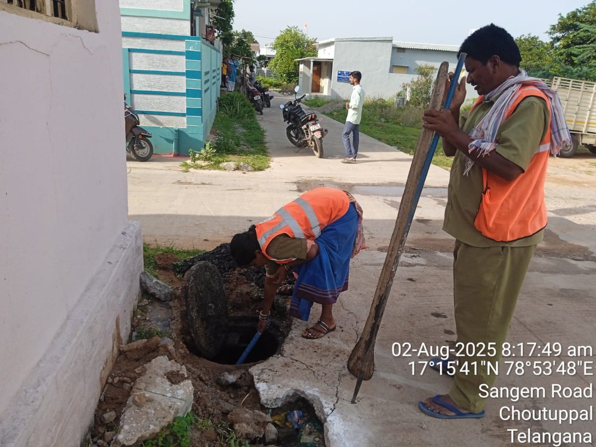 MC_Choutuppal's tweet photo. as a part of 100 days activity cleaning of Nalas and Cleaning of Water tank in Choutuppal Municipalities.@MoHUA_India
@RoopaMishra77
@tksreedevi
@cdmatelangana
@SwachhBharatGov
@SBMU_Telangana
@tgmepma
@amrut_MoHUA
@NULM_MoHUA
#TelanganaRising
@Collector_YDR
@ACLB_Yadadri https://t.co/MNEry2OIjq