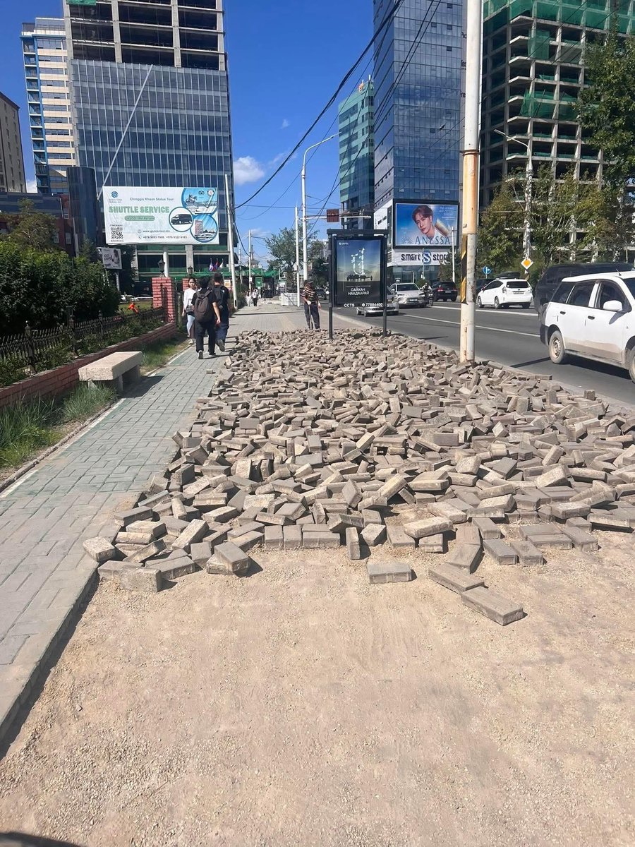 Бараг метро барих, хотын гэр хорооллынхныг үнэгүй 2 өрөө байранд оруулчих хөрөнгөөр бидний нүдэн дээр бродюр, явган зам солих дээрэм хийгдлээ!!!

Татвар төлдөг иргэн бүр нэгдэж Нянгарыг огцруулъя!!!