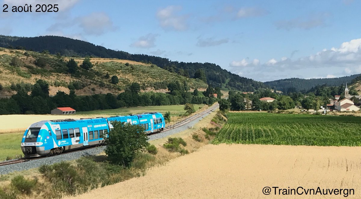 Le 🚂 TER inter-régional 873993 Clermont-Ferrand ➡️ Nîmes approche du point culminant de la <a href="/LignDesCevennes/">🚂 Ligne des Cévennes</a>.
📸 Laveyrune (Ardèche) en haute vallée de l'Allier
<a href="/Auvergne/">Auvergne Tourisme 🌻</a>
<a href="/VoyageOccitanie/">Voyage Occitanie</a>  
<a href="/lozeretourisme/">Lozère Tourisme</a>