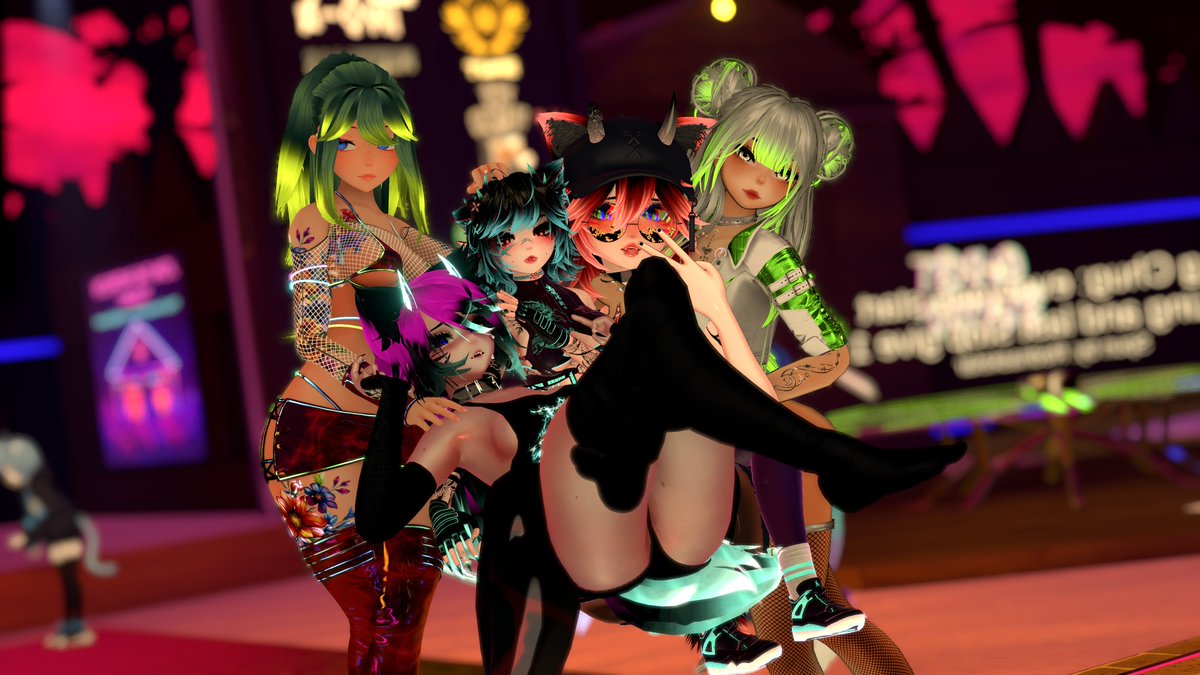 First weekend party for me in ages, feels great to be back <a href="/JustPartyClubVR/">JustParty</a>! (1/2)