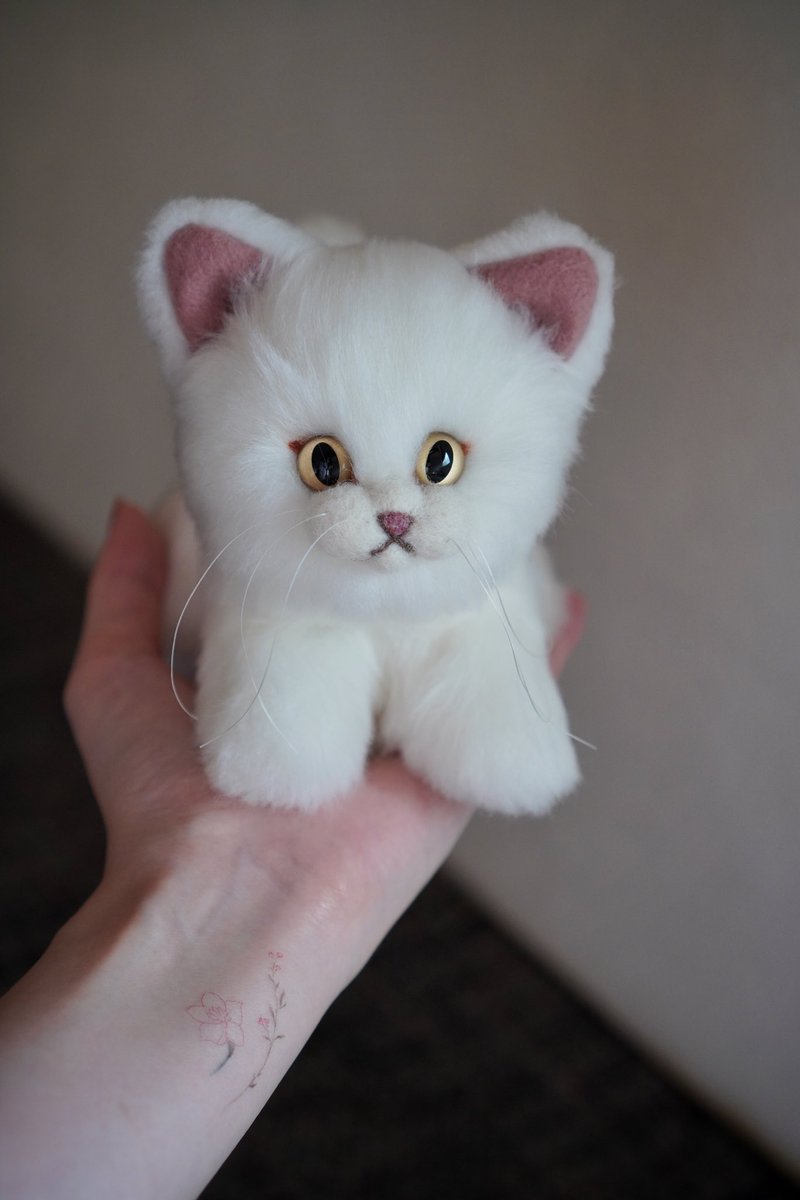 タトゥーシールと手縫いのふわふわの白いこねこみて〜🪷
