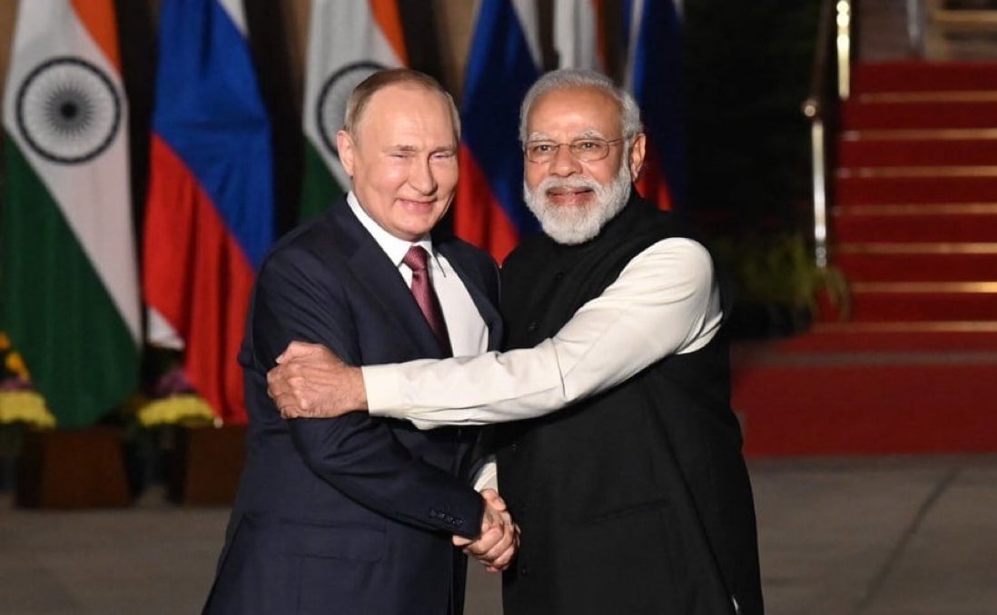 AdameMedia's tweet photo. BREAKING:

India rejects US pressure, reaffirming its partnership with Russia.

Despite Trump’s threats, India will continue purchasing Russian oil – NYT https://t.co/lj73noLDqy