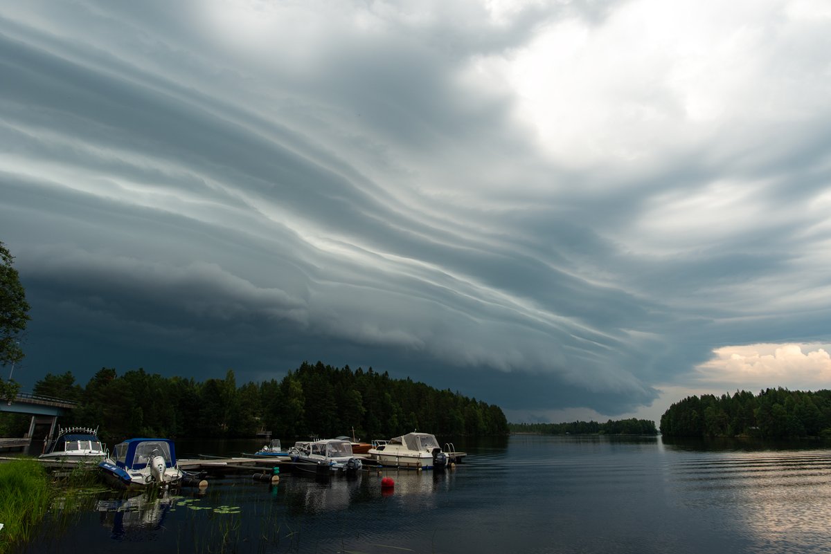 Keskipohjanmaan toissapäivän astetta kovempi ukkonen muodostui Kuopion ja Iisalmen välissä josta se matkasi länteen kohti rannikkoa. Itse olin Pihtiputaalla ottamassa saapuvaa solua vastaan. #ukkonen #vyorypilvi #shelfcloud