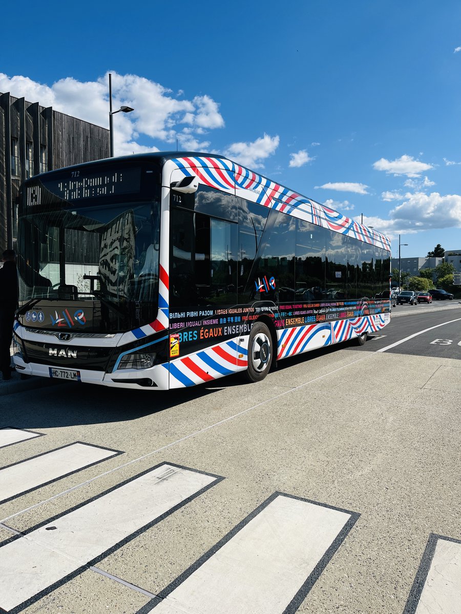 CastelnauleLez's tweet photo. 🚍 Le 𝗕𝗨𝗦𝗧𝗥𝗔𝗠 change la donne à Castelnau !
Électrique et rapide, il relie Sablassou, Verchant, Eurêka et Montpellier, en évitant les bouchons.
Et la Ville a installé des caméras et bornes d’alerte pour sécuriser le trajet.
#MobilitéDurable #Bustram #CastelnauLeLez https://t.co/A6Aox7jn9Z