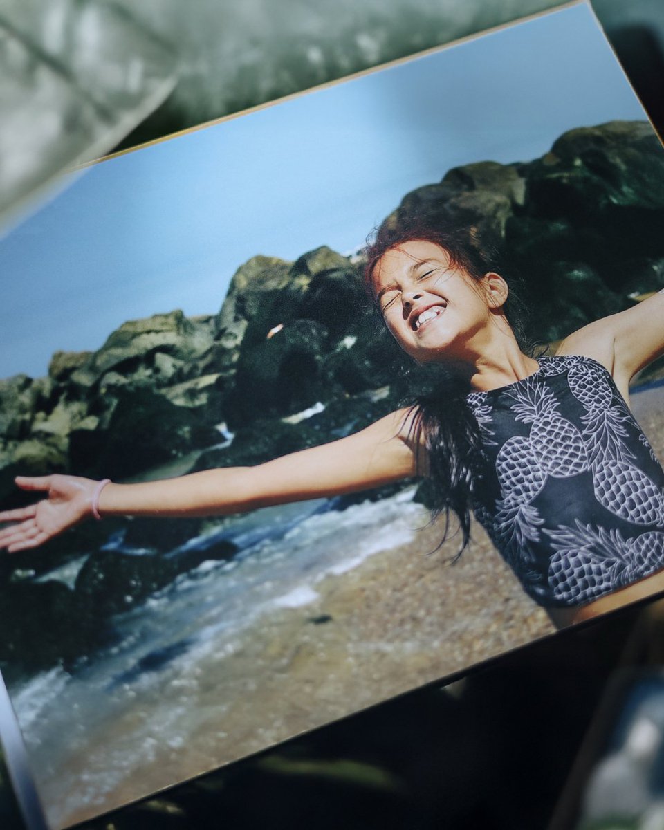 BobBooks's tweet photo. Lily Potekhina's photo book tips: 

📚️Less is more. Select 30–40 photos that capture the essence of your trip.

📚️Empty space makes the photo book more enjoyable to flip through.

📚️Add notes while your memories are still fresh so you can relive those moments later. https://t.co/9S4cZ3mD51