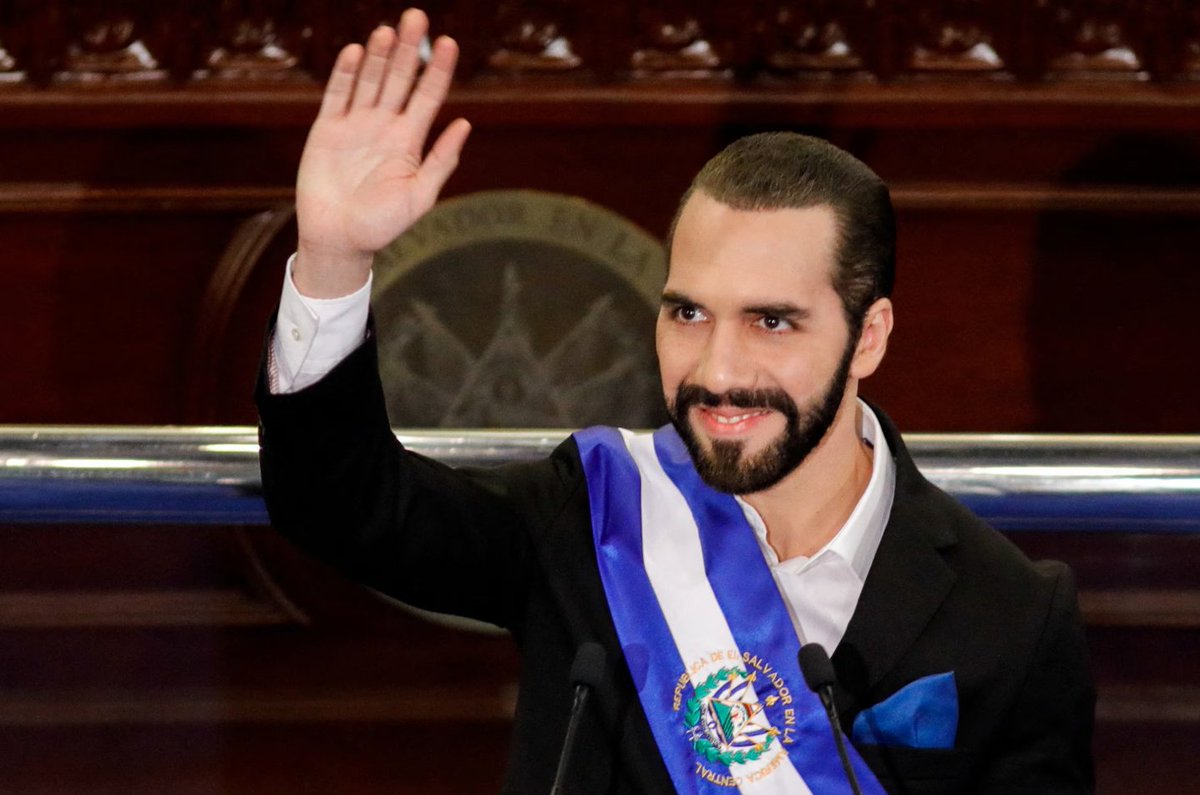 هذا الرجل ينقل تراث عربي وهو الرئيس المؤبد من خلال تعديل دستور السلفادور .